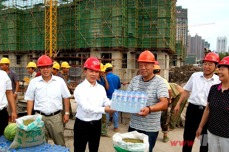同科·汇丰国际董事长杨波亲临项目现场慰问一线建设者